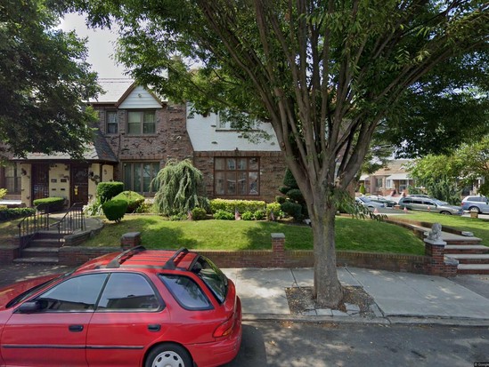 Single-family for Pre-foreclosure / auction Middle Village, Queens