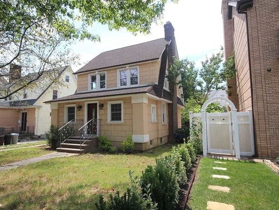 Single-family for Sale Kew Gardens, Queens