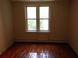 Home for Pre-foreclosure / auction Kew Gardens, Queens