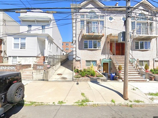 Townhouse for Pre-foreclosure / auction Middle Village, Queens