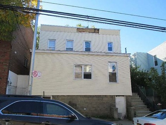 Single-family for Pre-foreclosure / auction Van Nest, Bronx