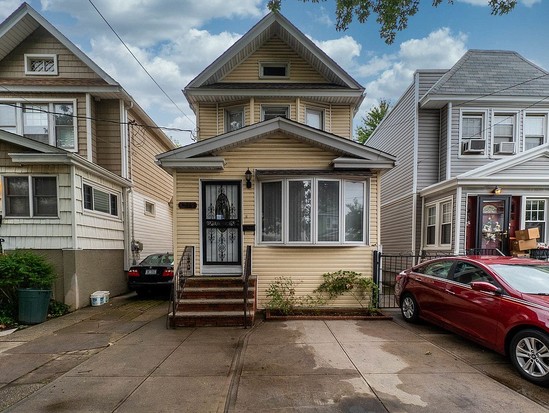 Single-family for Sale Kew Gardens, Queens