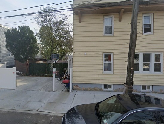 Single-family for Pre-foreclosure / auction Richmond Hill, Queens