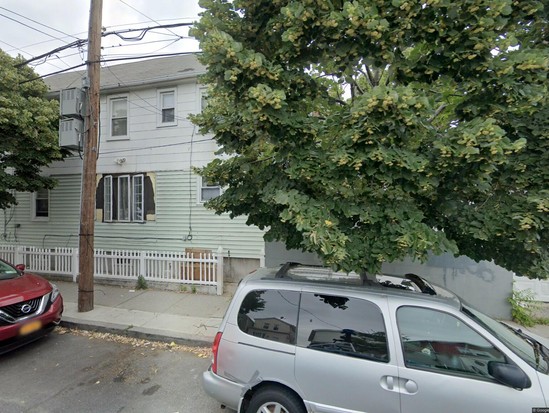 Single-family for Pre-foreclosure / auction Ozone Park, Queens