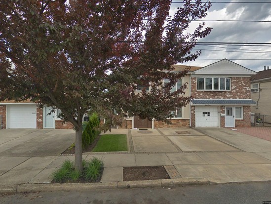 Single-family for Pre-foreclosure / auction Richmond Town, Staten Island