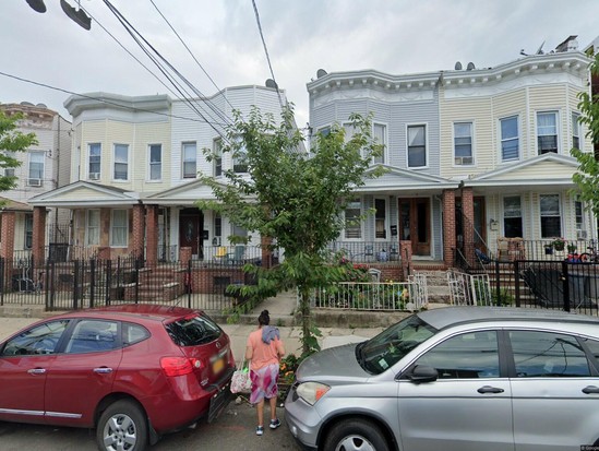 Multi-family for Pre-foreclosure / auction Woodhaven, Queens