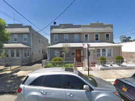 Home for Pre-foreclosure / auction Briarwood, Queens