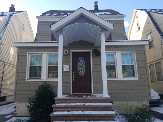 Single-family for Pre-foreclosure / auction Bellerose, Queens