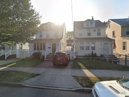 Single-family for Pre-foreclosure Bellerose, Queens