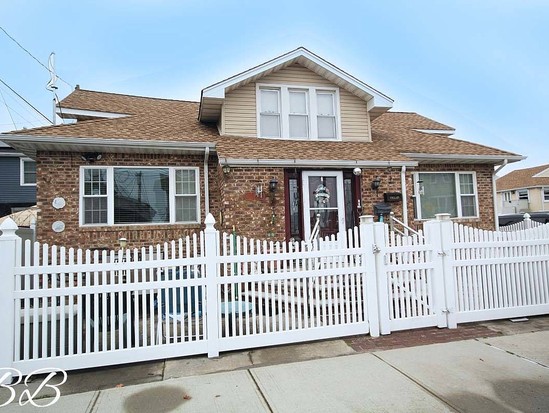 Single-family for Contingent Gerritsen Beach, Brooklyn