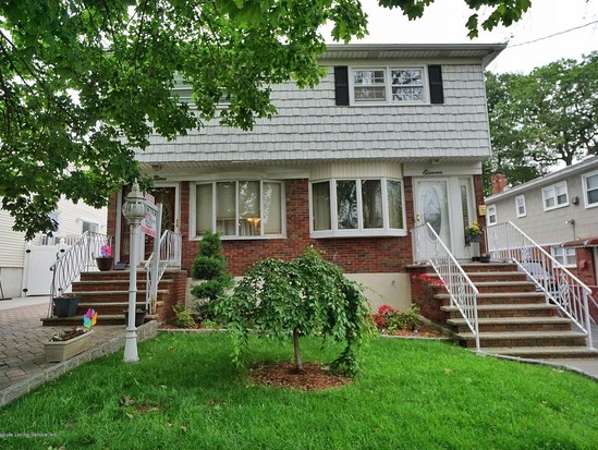 Single-family for Pre-foreclosure / auction Oakwood, Staten Island