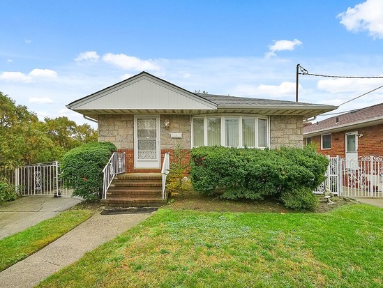 Single-family for Sale Howard Beach, Queens