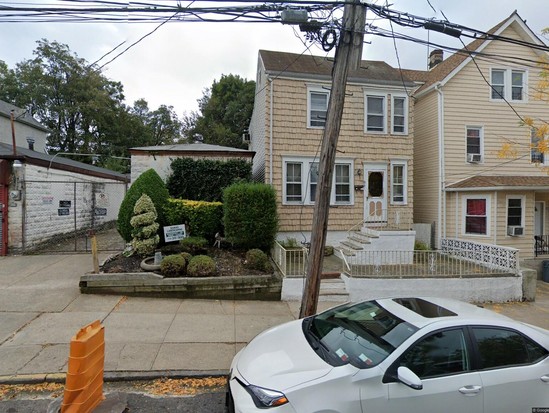 Single-family for Pre-foreclosure / auction Clifton, Staten Island