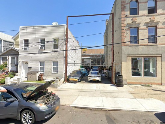 Multi-family for Pre-foreclosure Richmond Hill, Queens