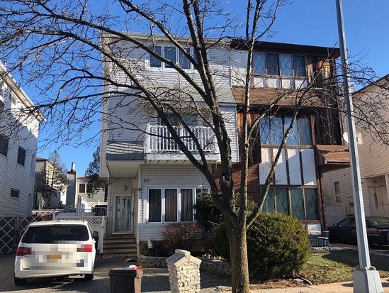 Single-family for Pre-foreclosure / auction Huguenot, Staten Island