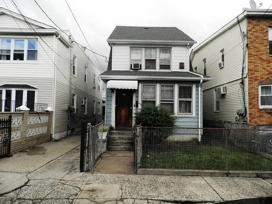 Single-family for Contingent Jamaica, Queens