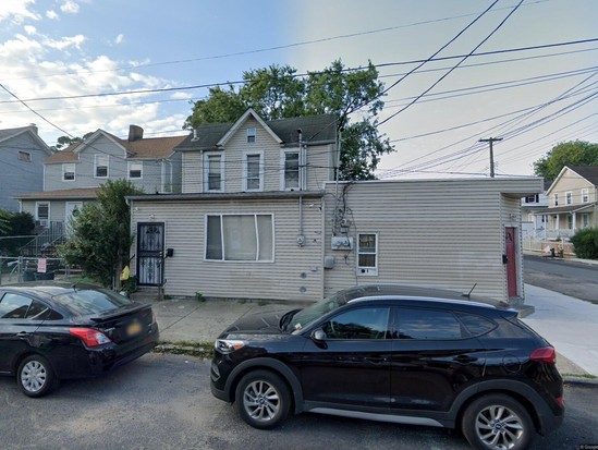 Single-family for Pre-foreclosure Port Richmond, Staten Island