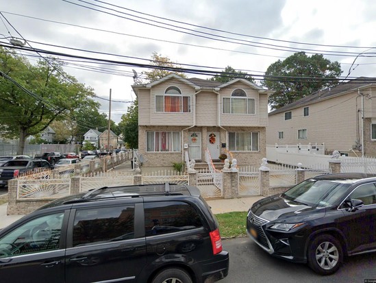 Single-family for Pre-foreclosure / auction Elm Park, Staten Island