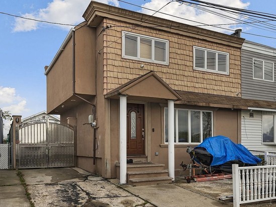 Single-family for Sale Howard Beach, Queens